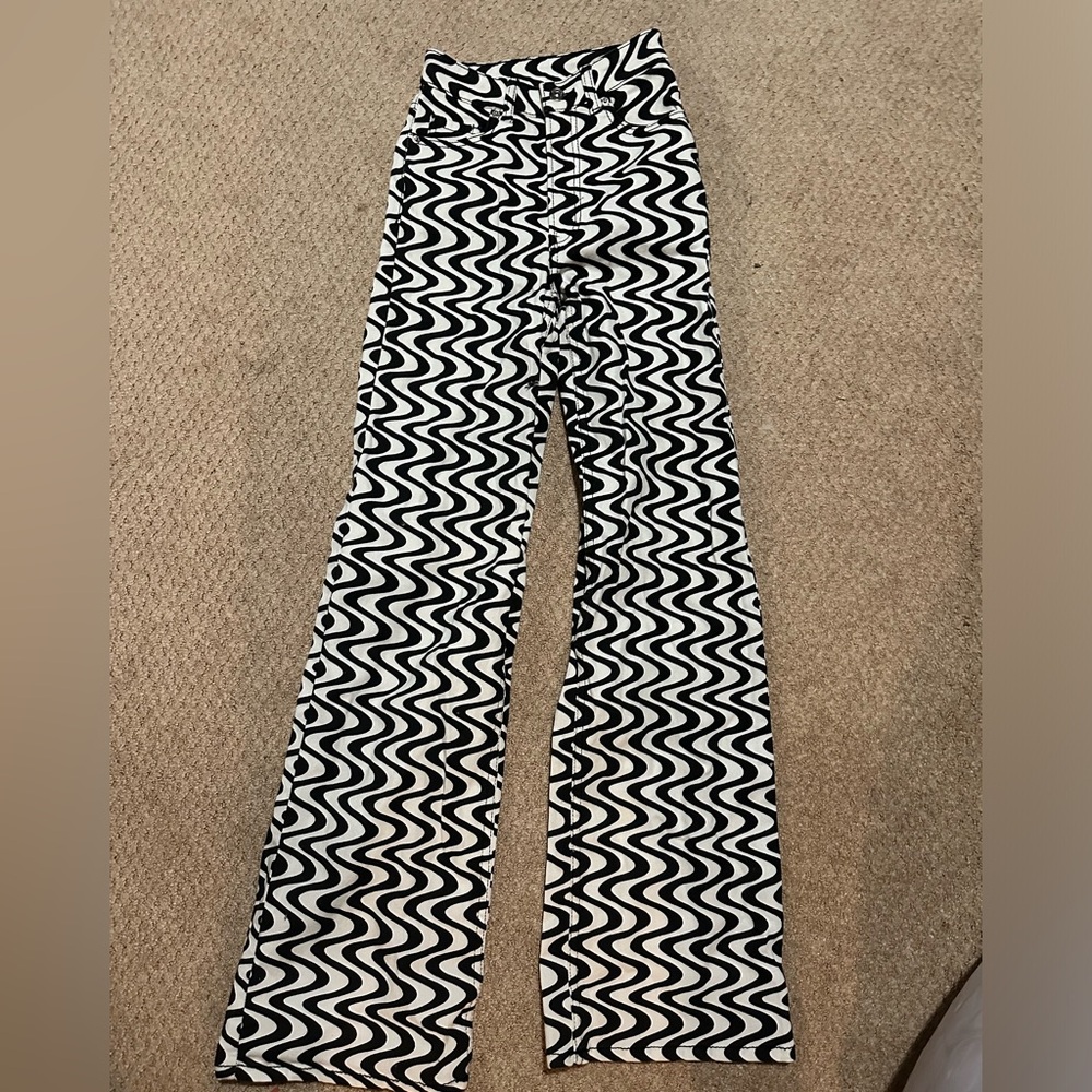 Super cute Y2K trippy black and white jeans size 00 from H&M never worn